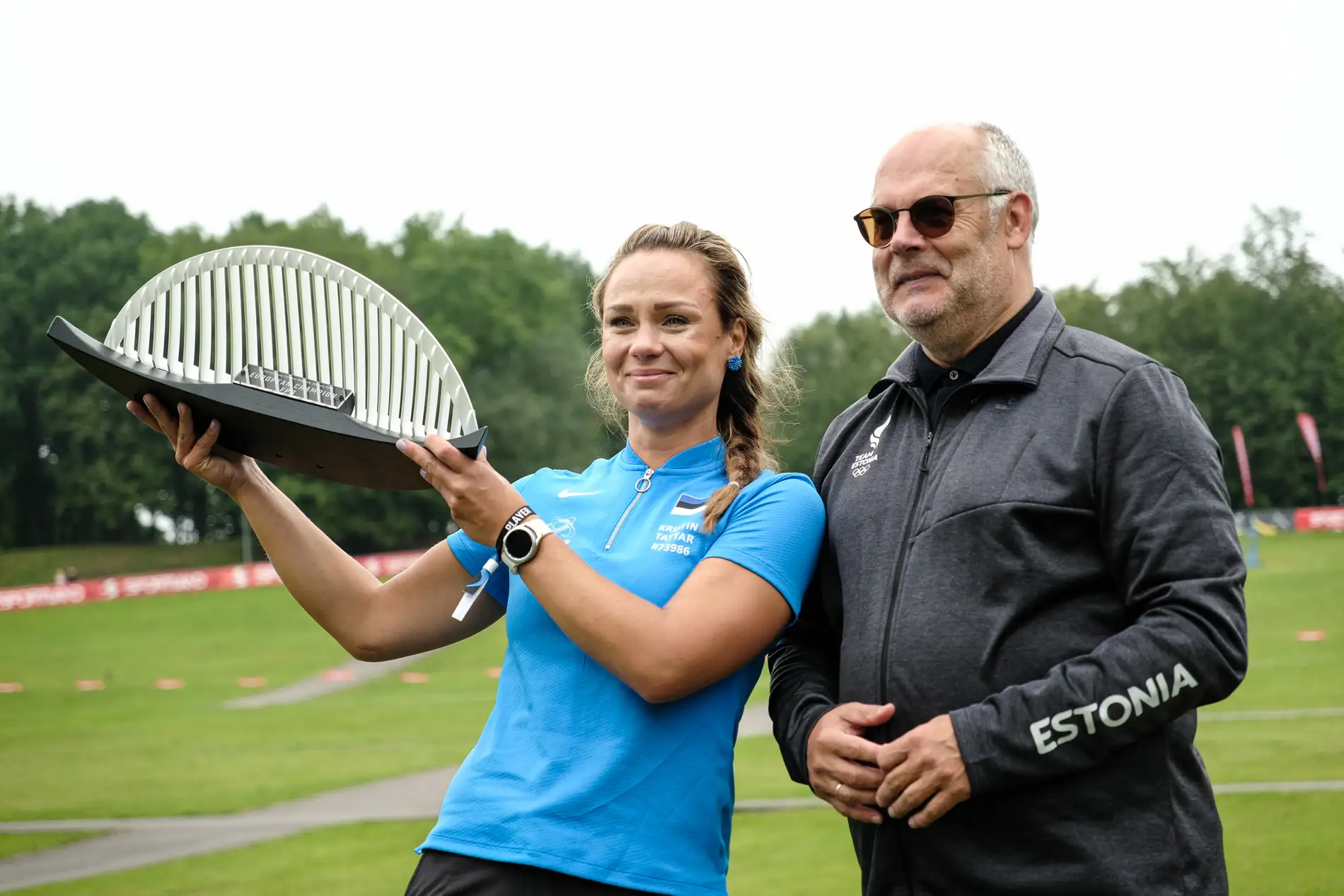 Kristin Tattar holding the European Championship trophy next to President Alar Karis