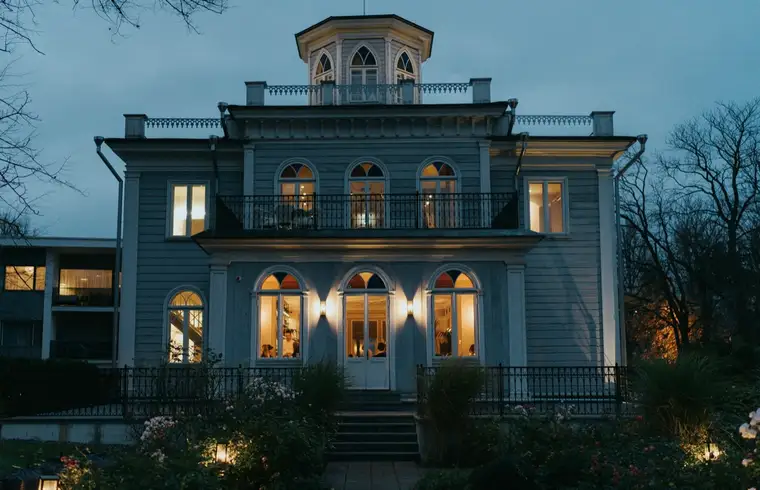 A lit villa in Kadriorg in the evening